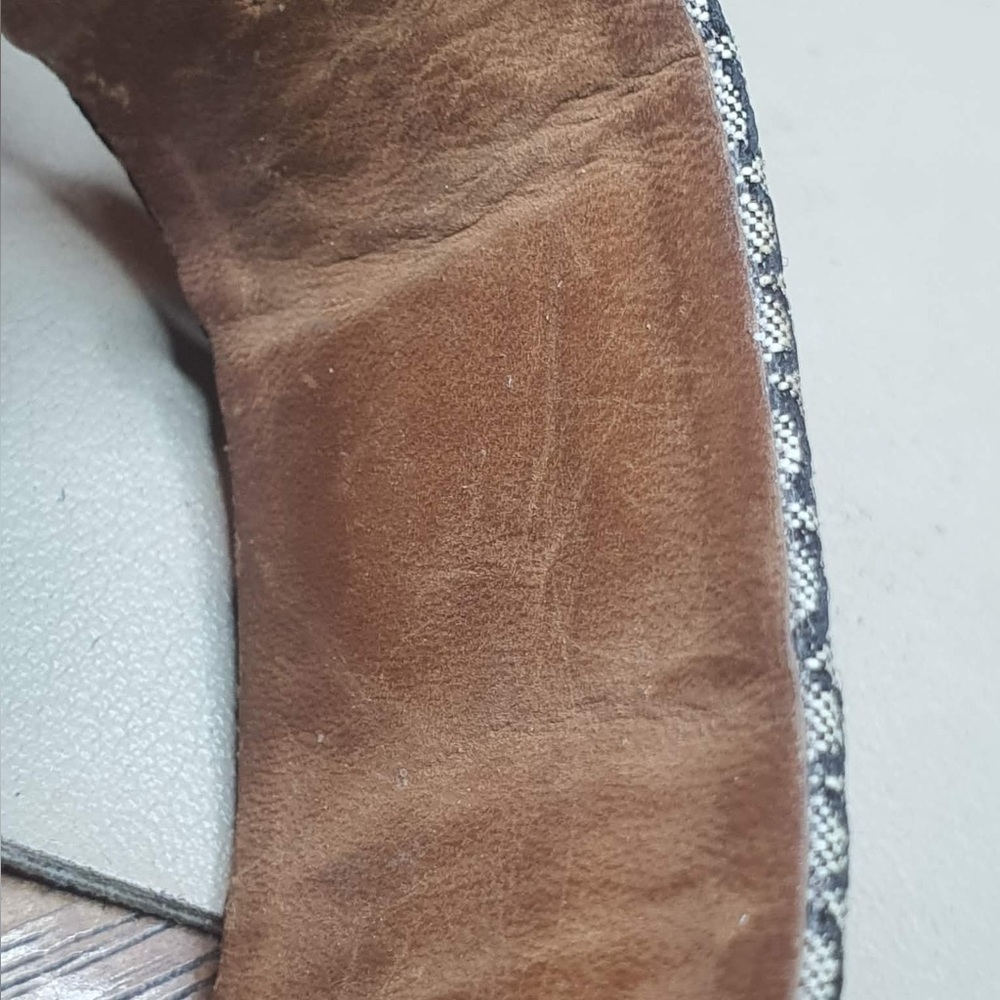 🦋10/$20🦋 Guess Silver/Grey Monogram Wideband Leather Women's Watch - Picture 4 of 4
